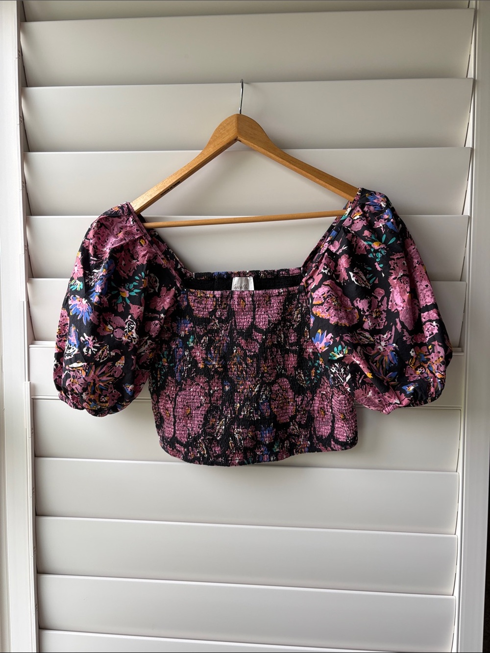 Cleobella Pink and Black Floral Puff-Sleeve smocked GOTS organic cotton Crop Top - Picture 2 of 6